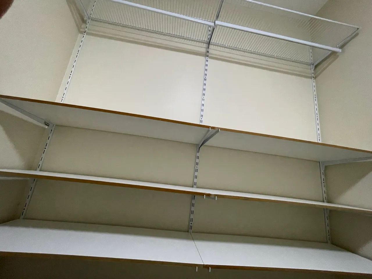 Closet de 2.20m L e 2m A e 2 prateleiras com cabideiro metálico e 6 prateleiras de MDF - Foto 5