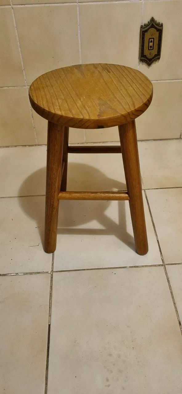 Escrivaninha pequena simples + banco de madeira - Foto 2