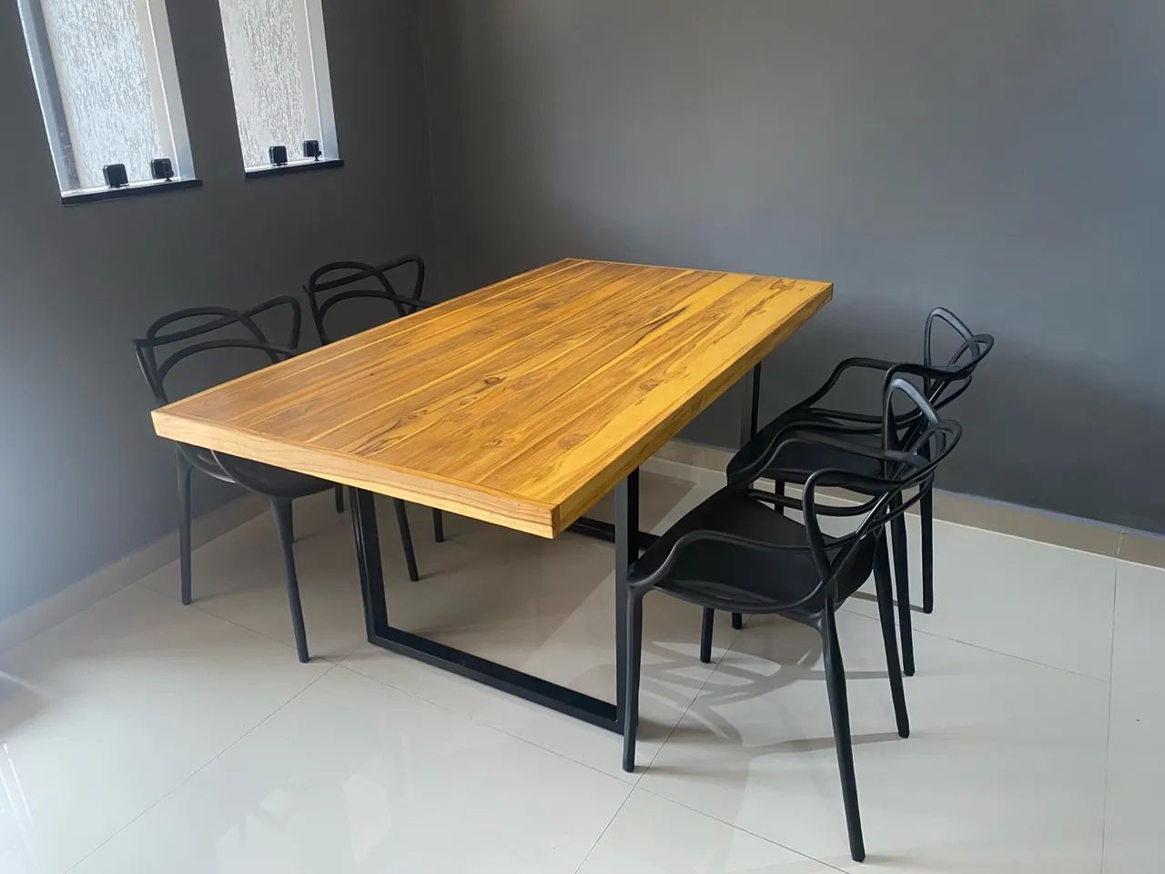 Conjunto de cadeiras modernas novas 