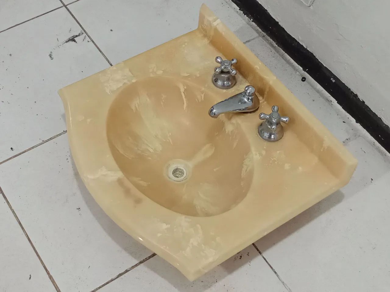 Piá para Banheiro em Cerâmica com Torneira 