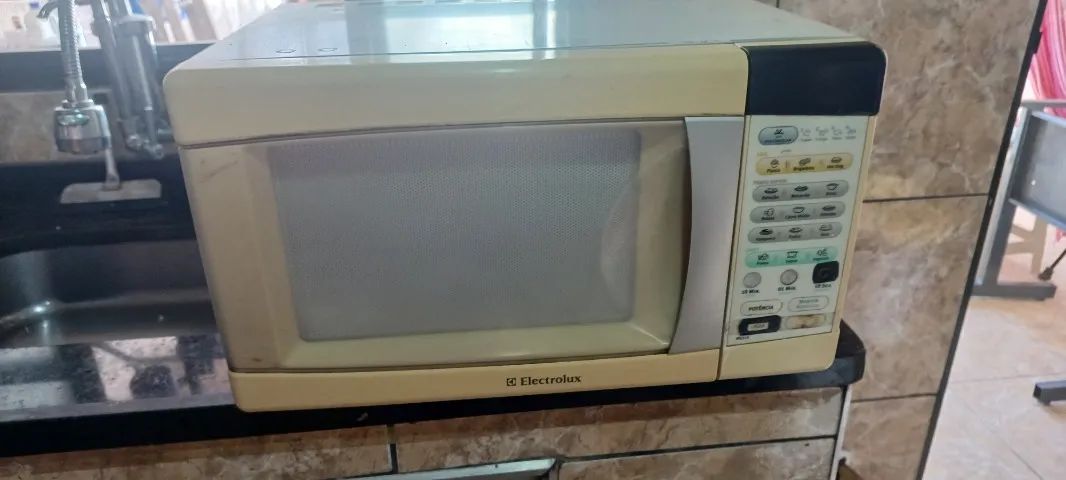 Micro-ondas eletrolux com defeito -220vols-20l - Foto 3