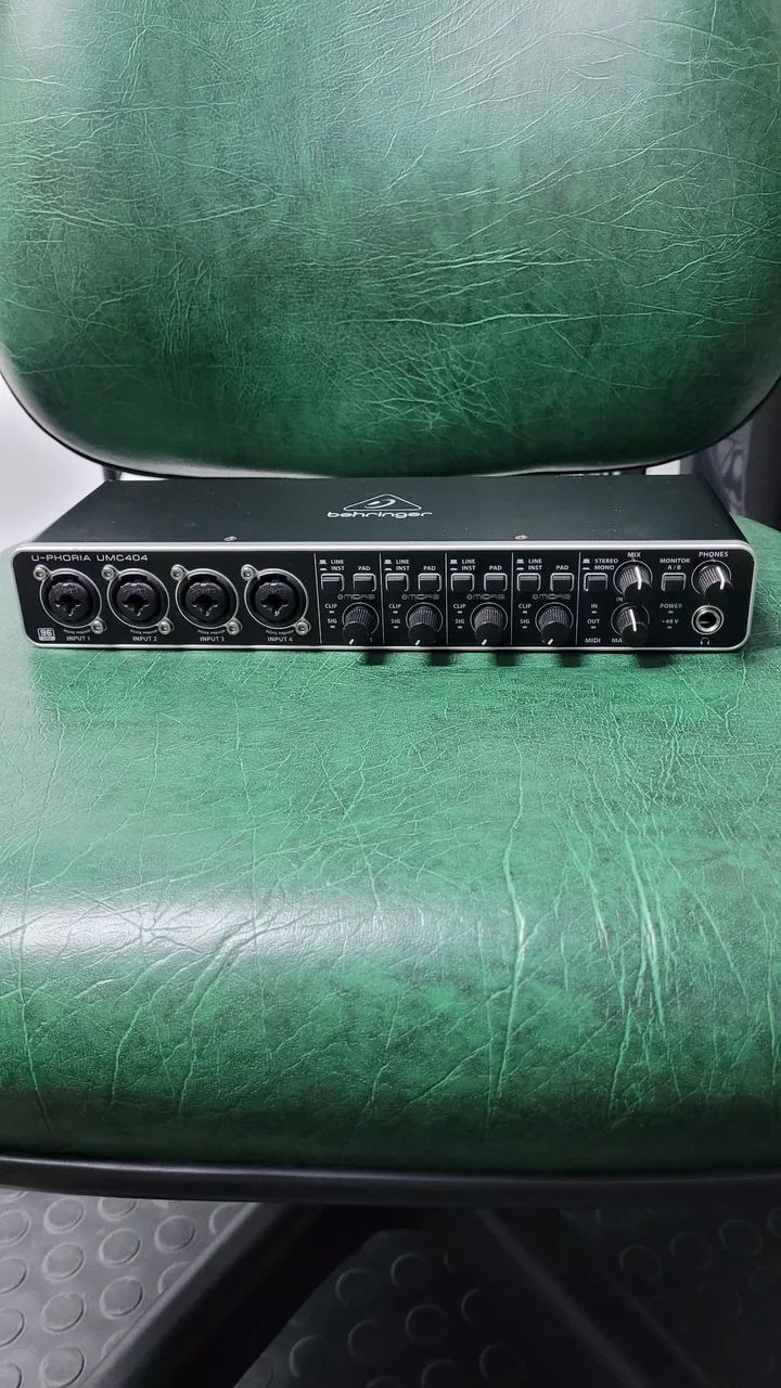 Behringer U-phoria UMC404 - Interface de Áudio