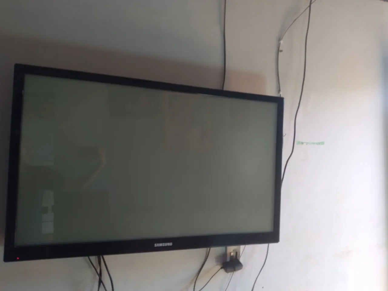 Estou vendendo essa TV marca Samsung, por 800 reais, Ela está em bons estados.