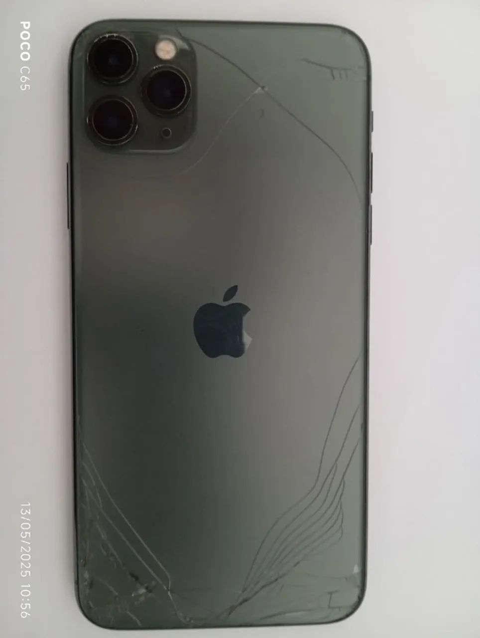 Iphone 11 Pro Max 64 Giga - Trincado na parte da frente e trás mas funcionando normal - Foto 4