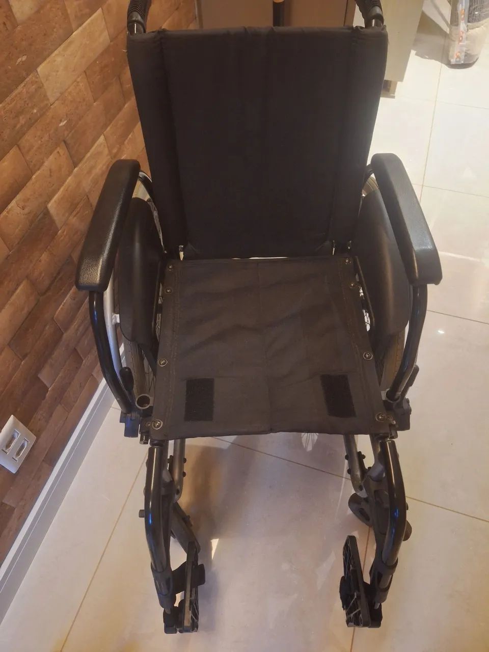 Cadeira de rodas confortavel e dobravel - Foto 5