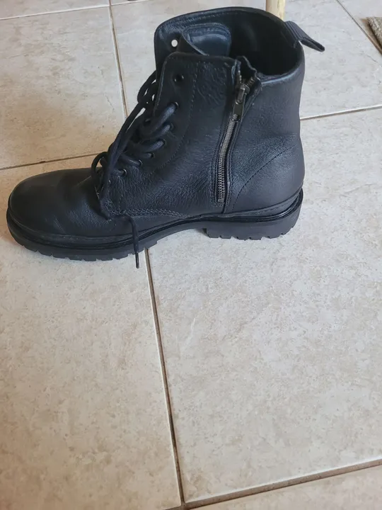 Bota  Zara de Couro Preta com pelúcia interna.