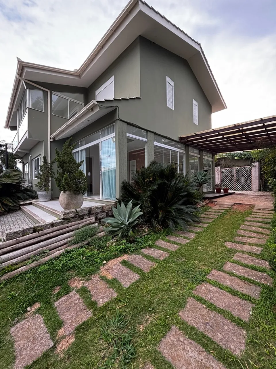 Casa mobiliada com 3 quartos em frente à Praia Mole