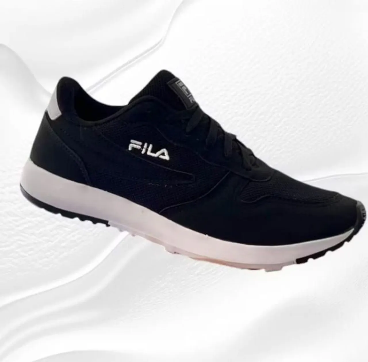 Tênis Fila Preto com Sola Branca - Conforto e Estilo