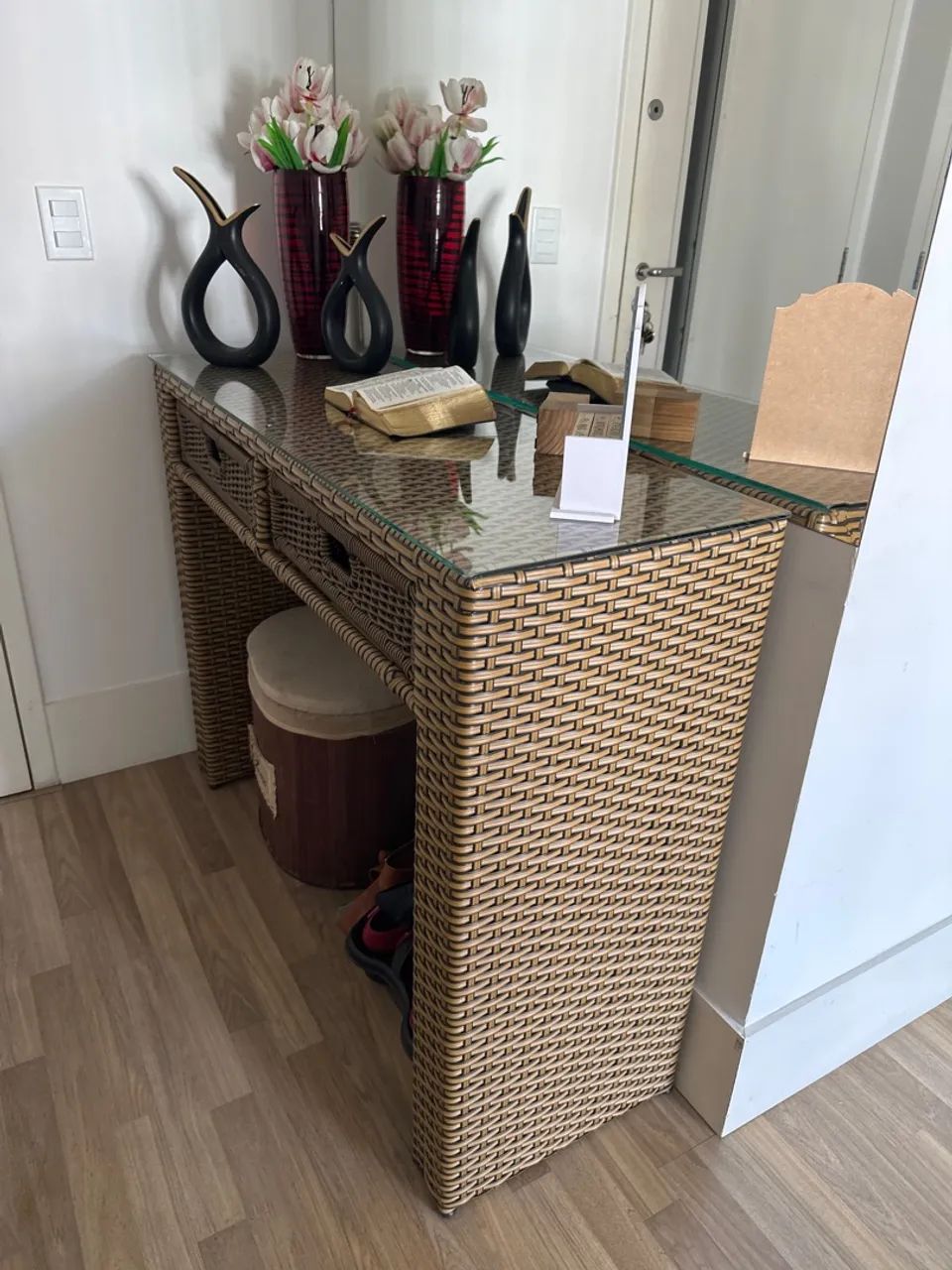 Conjunto de mesa e cadeiras mais aparador - Foto 2