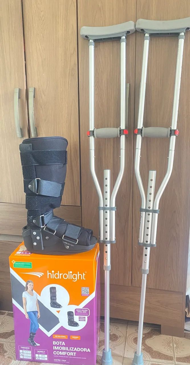Bota ortopédica + 2 muletas à venda Usadas por apenas 30 dias