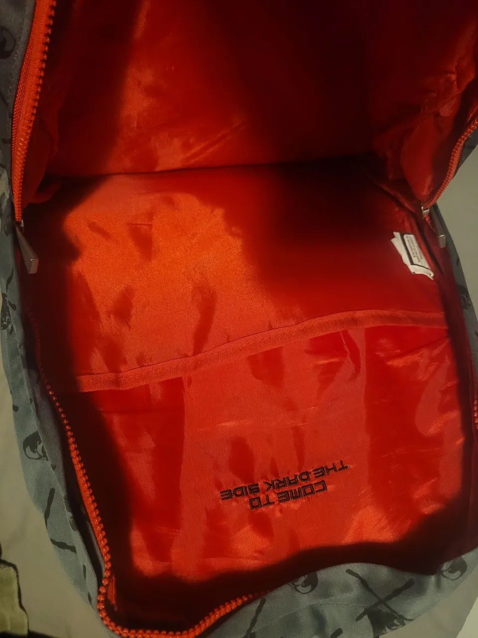 Mochila Cinza com Detalhes Vermelhos - Foto 4