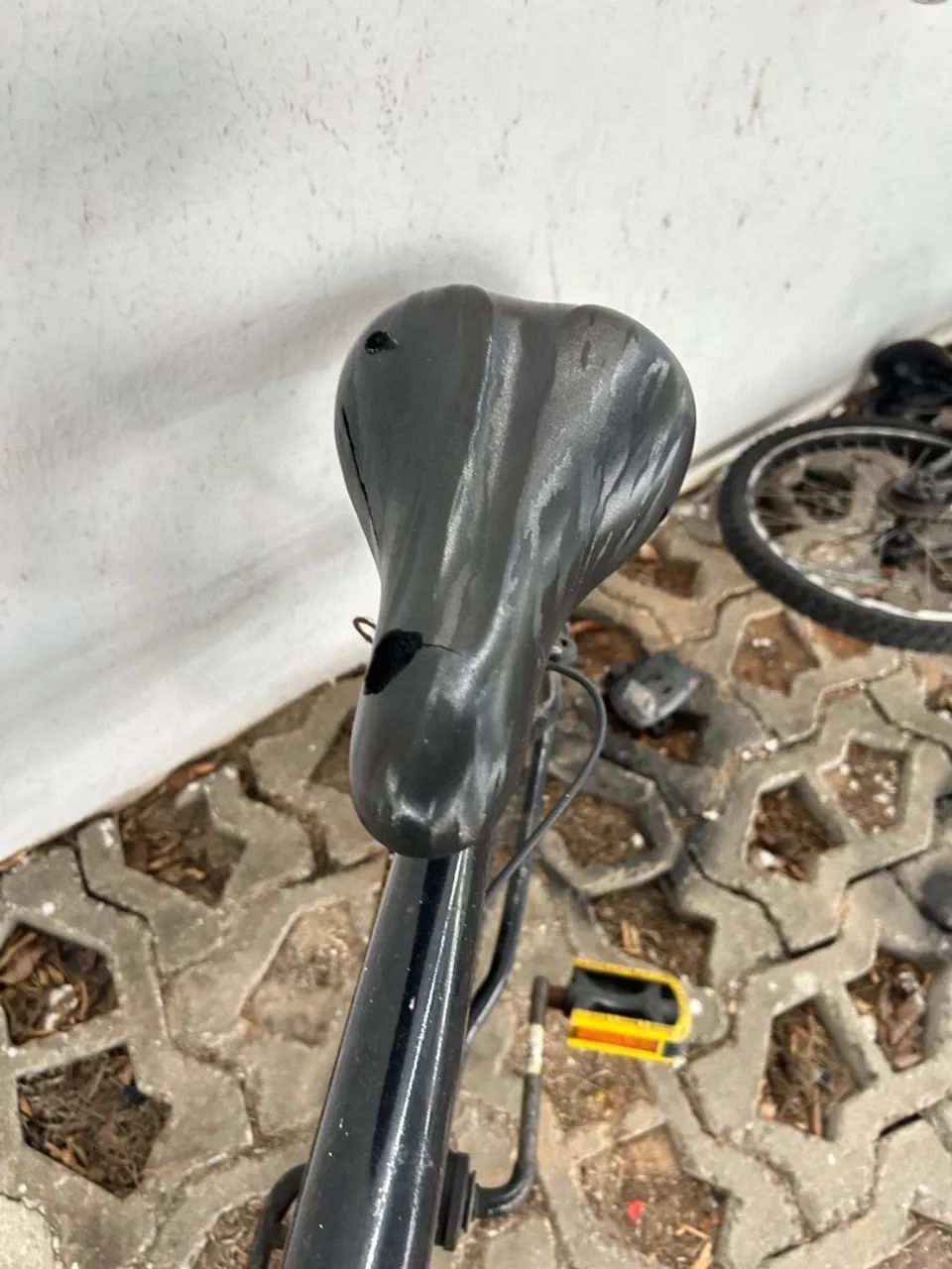 Bicicleta BMX Preta com Detalhes Amarelos - Foto 4