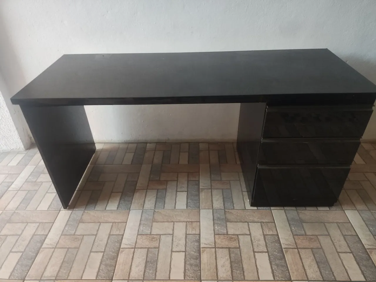 Mesa de Escritório Preta com Gavetas - Design Moderno