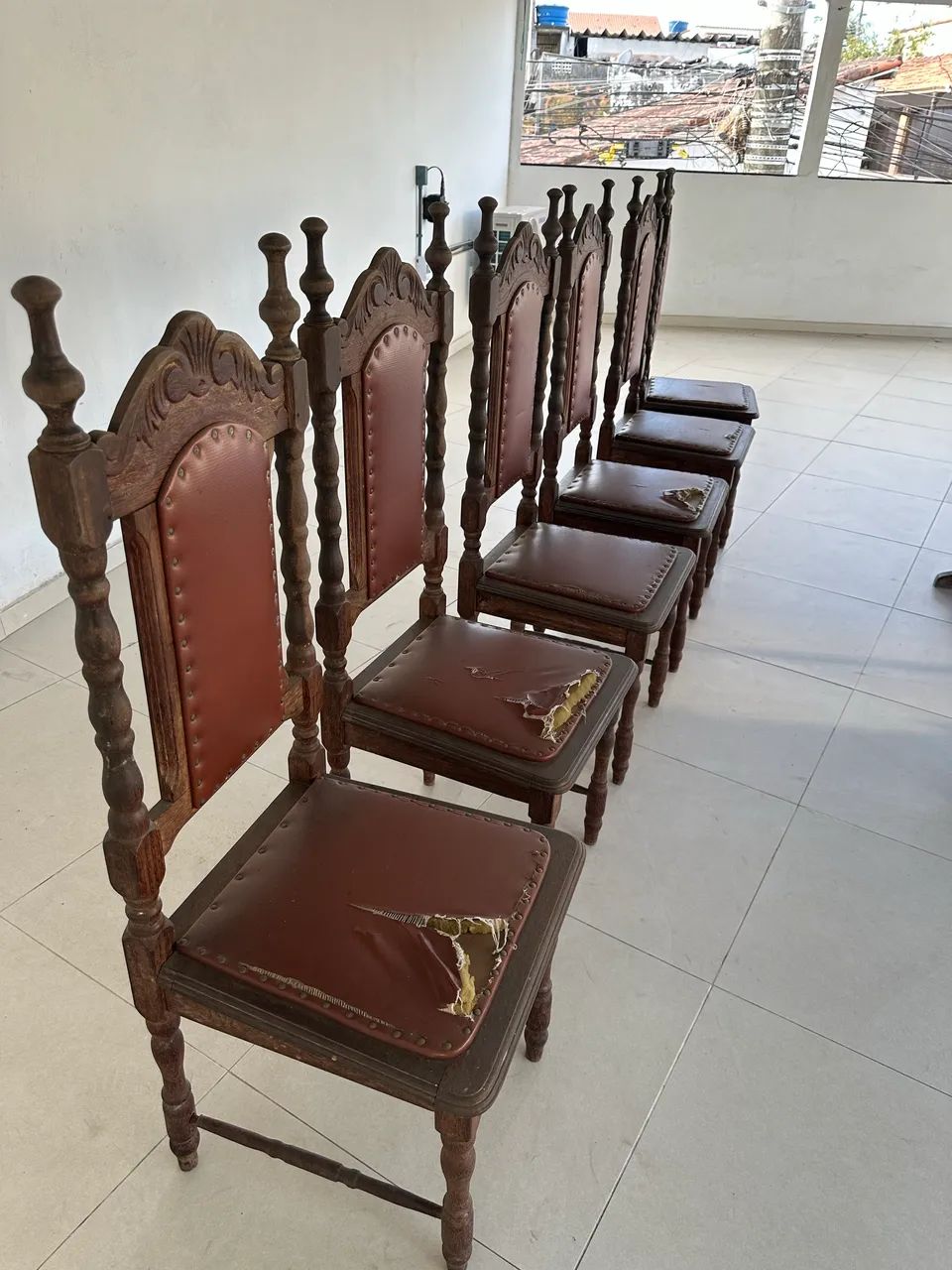 Jogo de Mesa Antiga com 6 Cadeiras em Madeira Maciça - Foto 5