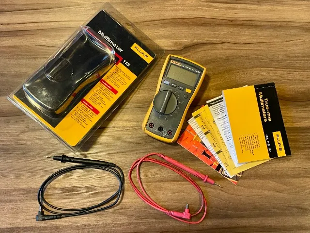 Multímetro Digital Portátil Fluke 115