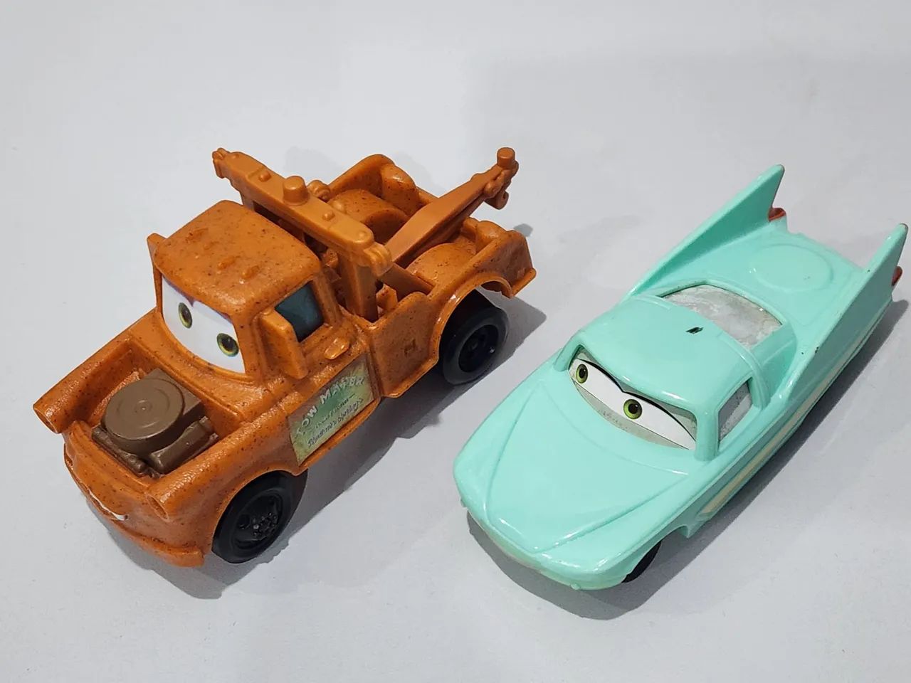 Miniaturas Carros Disney Pixar - Mater e Sally