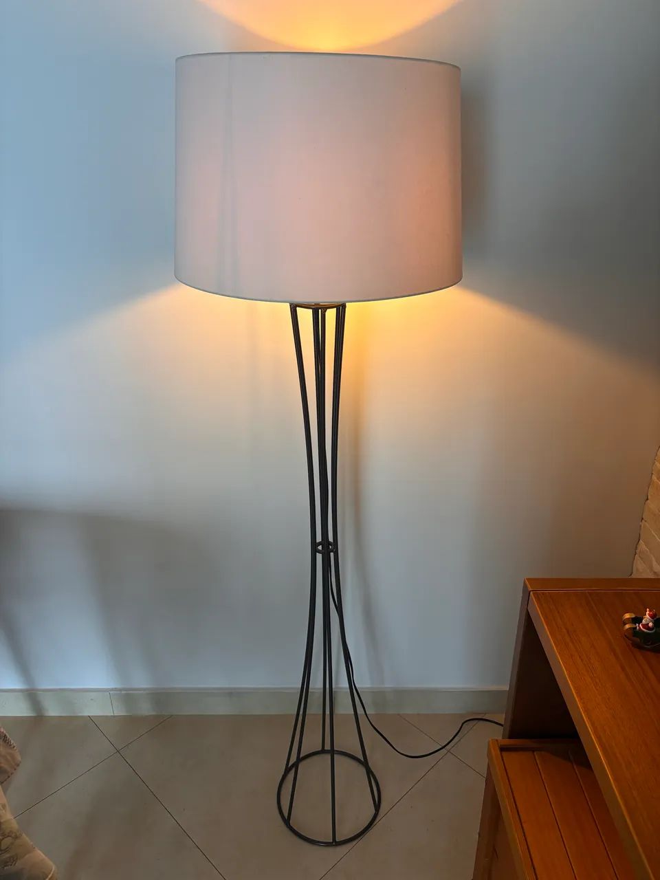 Luminária de chão TokStok