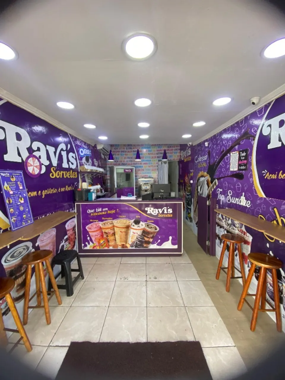 Passo loja de sorvete e açaí do Ravis, em pleno funcionamento em Vicente de Carvalho.