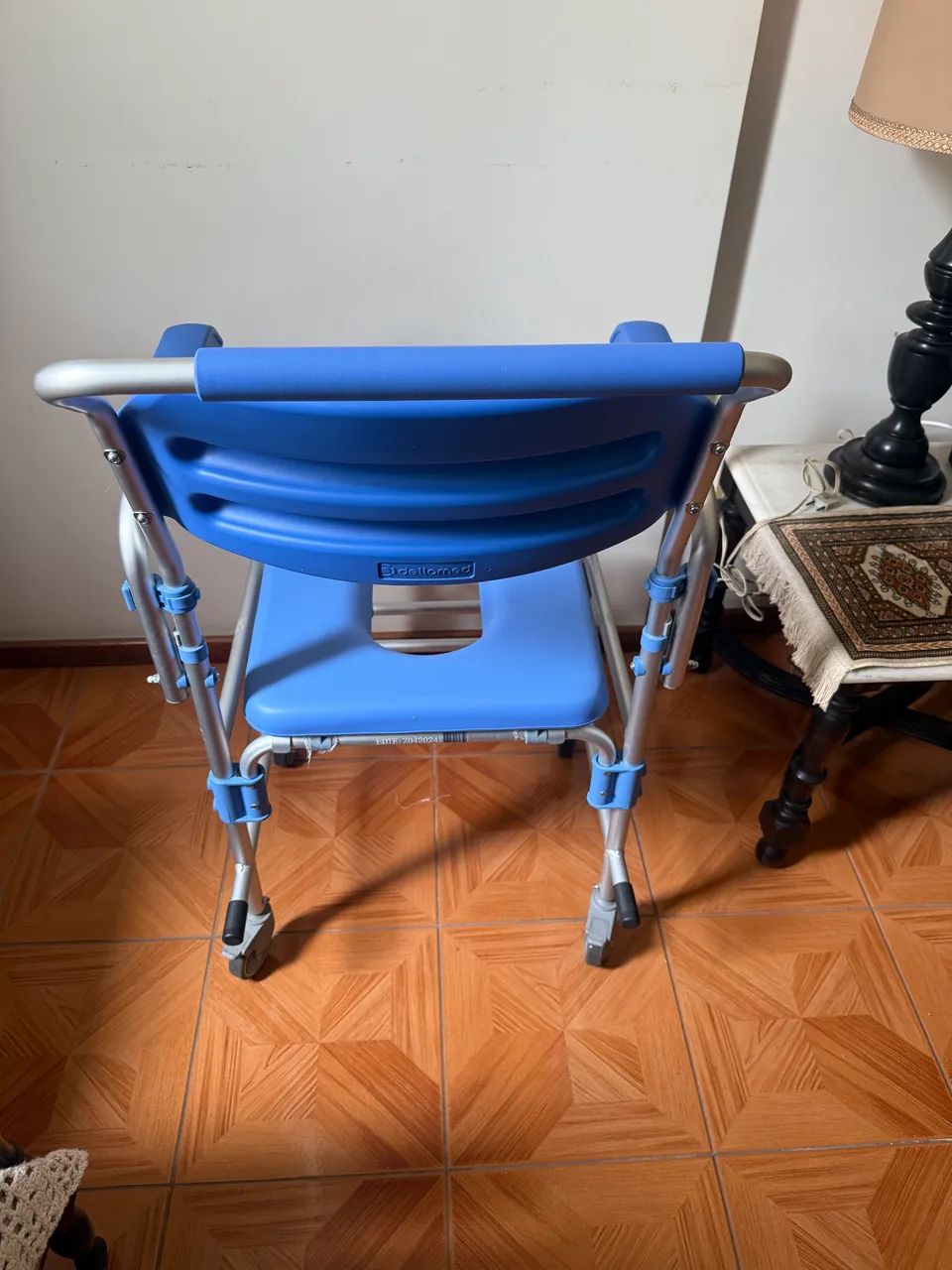 Cadeira de banho com rodas - Foto 4