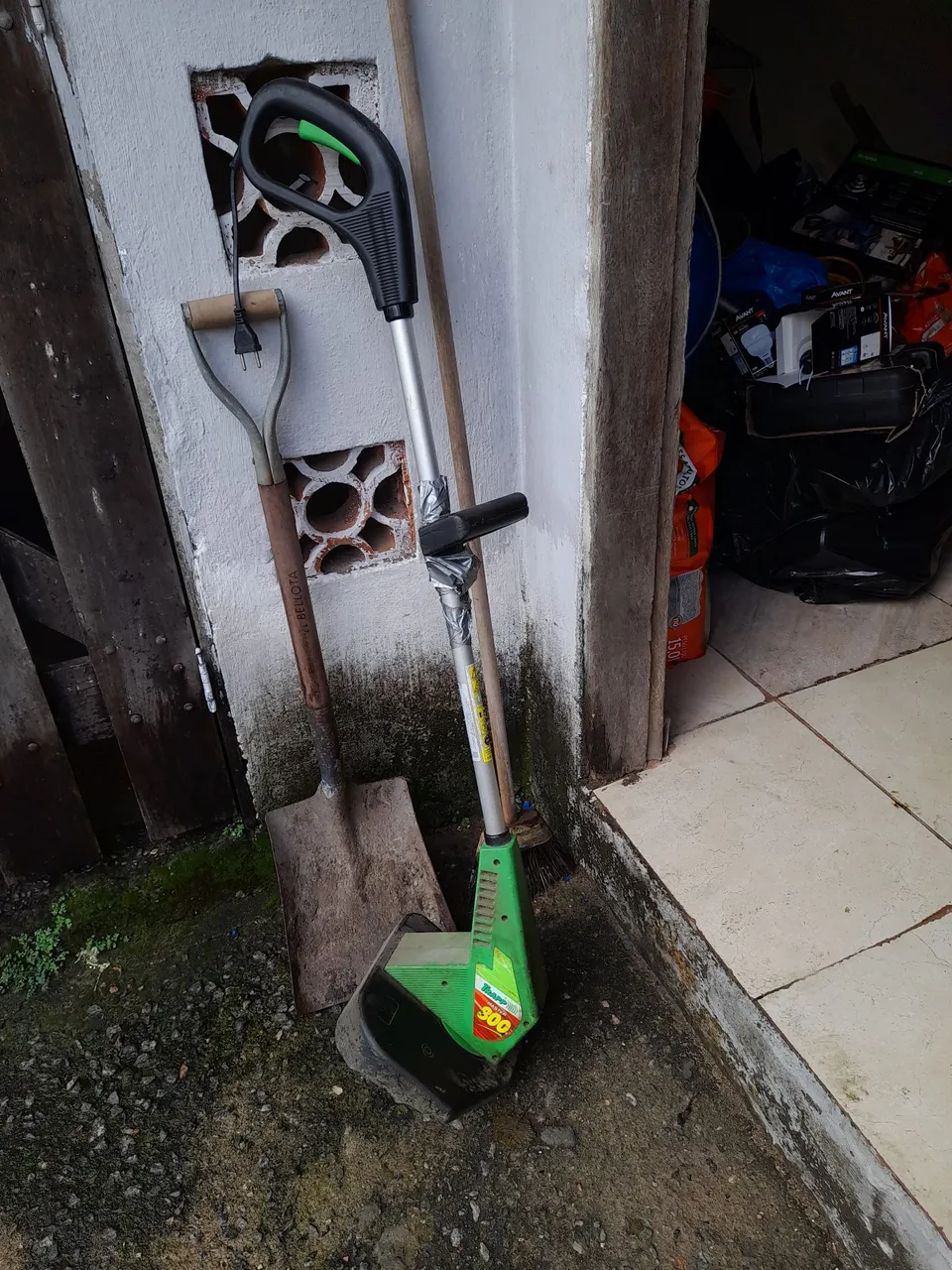 Ferramentas de Jardinagem: Pá e Aparador de Grama