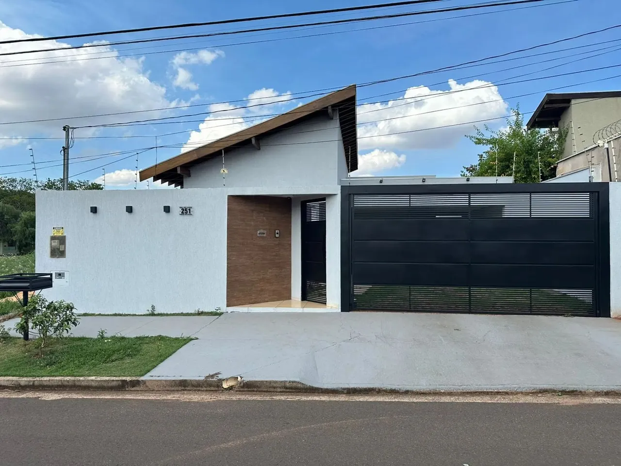 Casa para aluguel tem 200 metros quadrados com 3 quartos