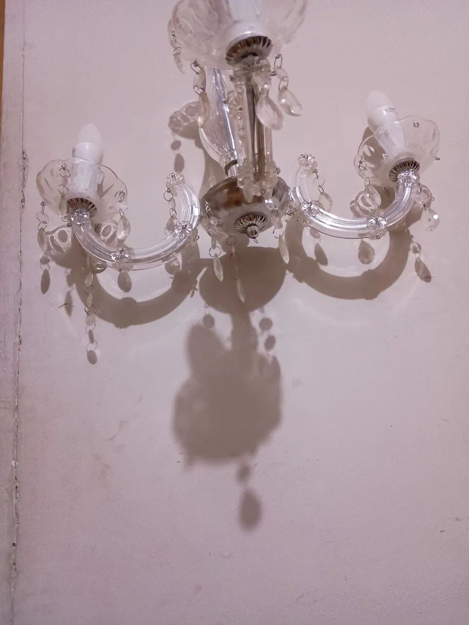 LUSTRE PENDENTE CANDELABRO 3 BRAÇOS -plastico - funcionando  - Foto 4