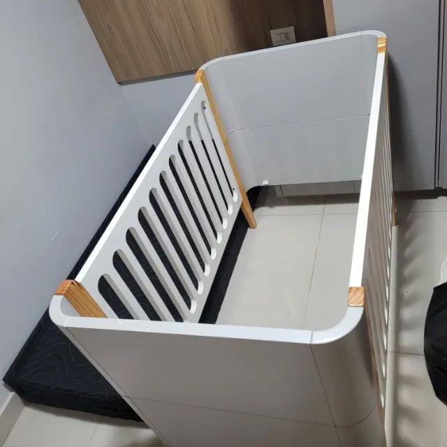Berço Evolutivo Bo 3 em 1 Cinza Grades Brancas Pés Jequitibá - Foto 3