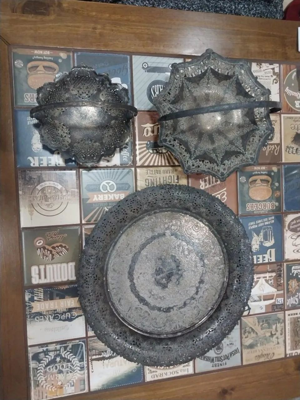 4 bandejas e 2 porta guardanapos antigas para decoração. - Foto 2