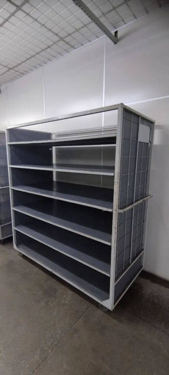 Estante de aço com rodinhas para transportar pecas industriais 