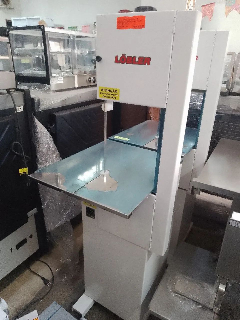 Serra fita para açougue LÖBLER 1/2 CV lâmina 1-96 c/gabinete NOVA
