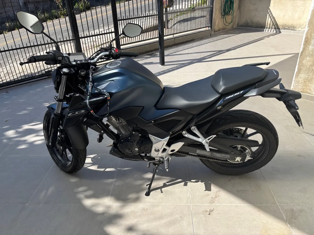 CB300 nova. Apenas 215km 