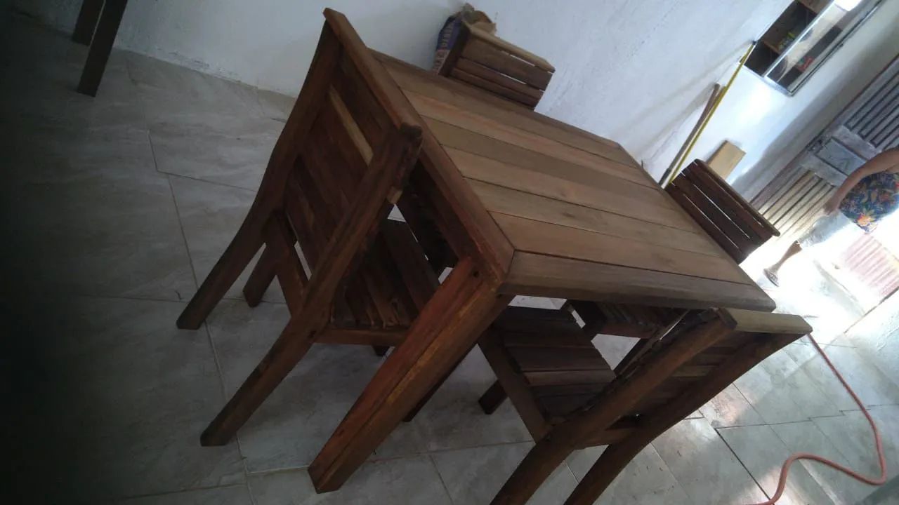 Mesa com 4 cadeiras em madeira eucalipto rústica  - Foto 4