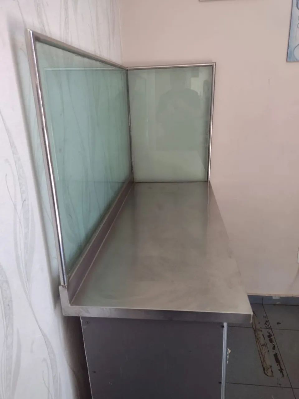 Mesa de aço inox com prateleiras e proteção em vidro  - Foto 2