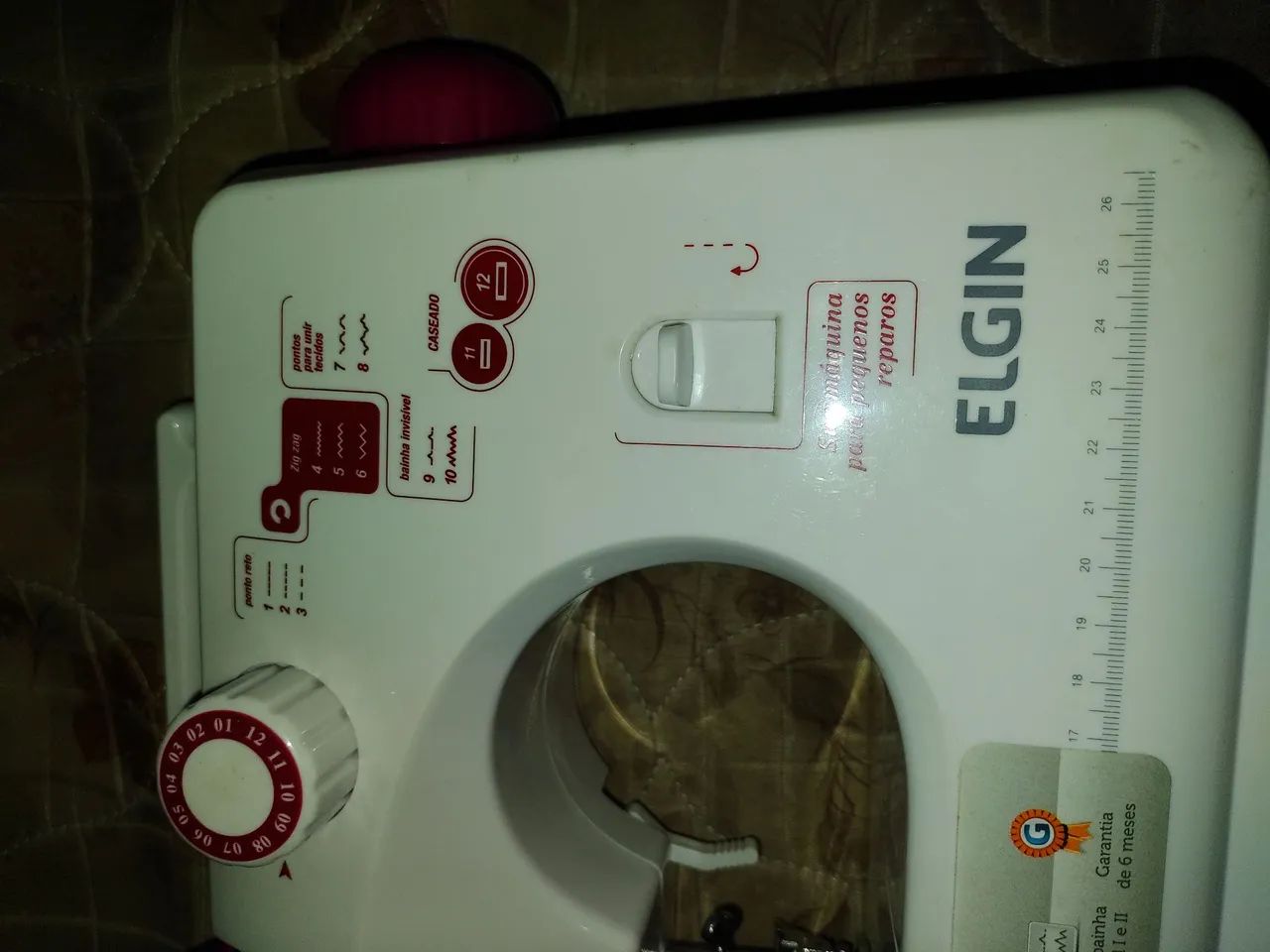 Uma linda máquina de costura nova portátil 