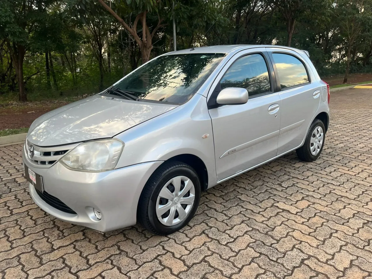 TOYOTA ETIOS 1.3 XS 16V FLEX 4P MANUAL PRATA 2013