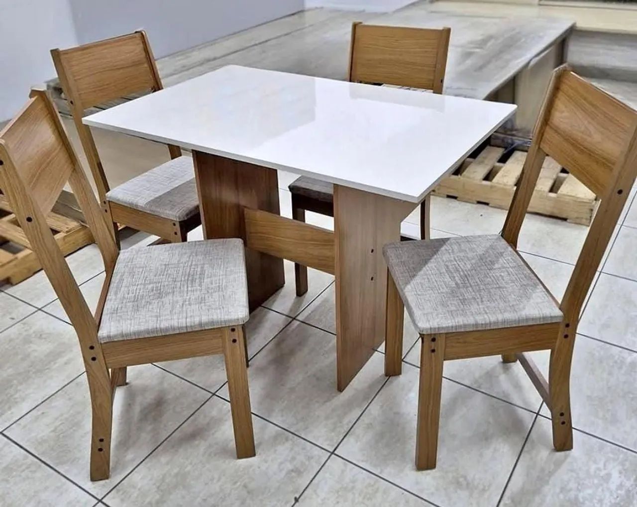 Mesa tampo MDF com 4 cadeiras assento estofado em linho - Foto 2