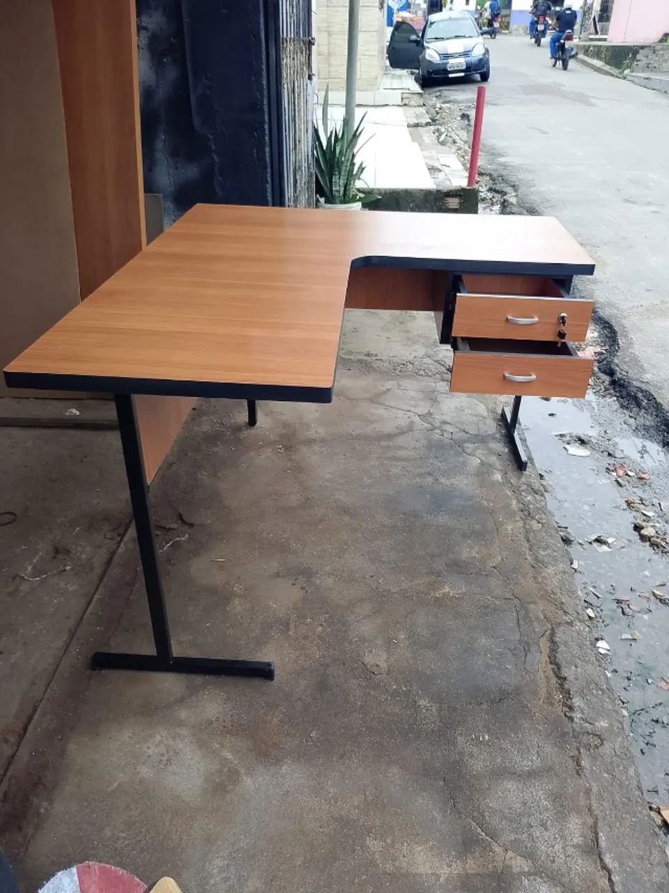 mesa mdf duas gavetas com chave - Foto 2