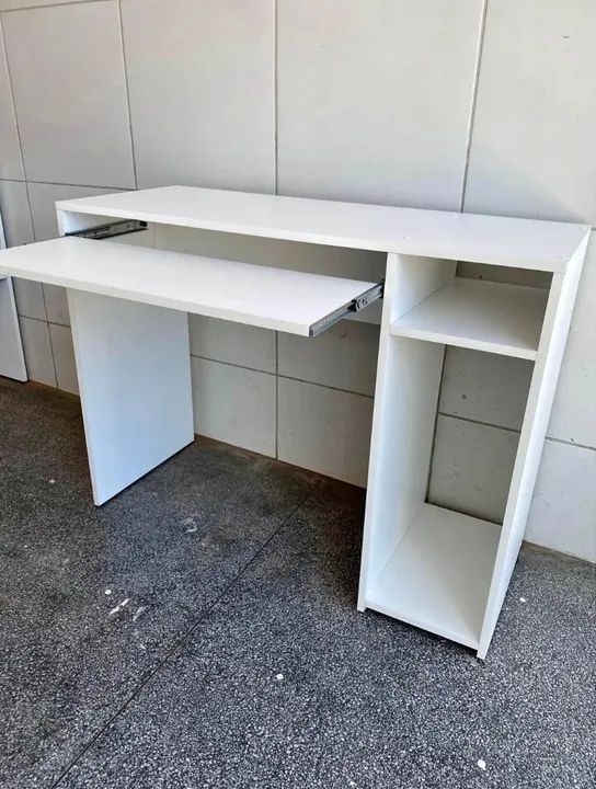 Mesa de Escritório Branca com Teclado