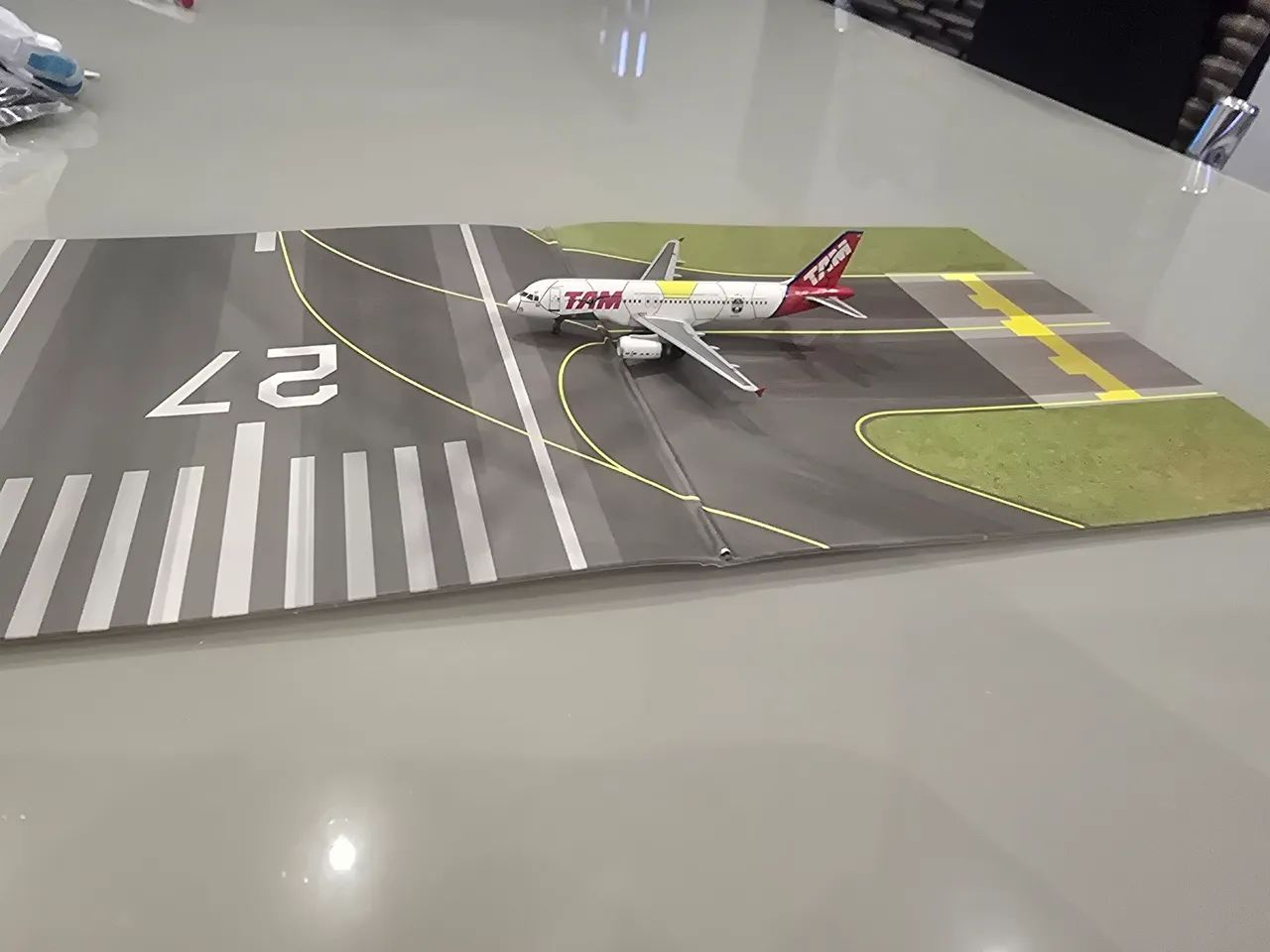 Miniatura de avião TAM com cenário de aeroporto