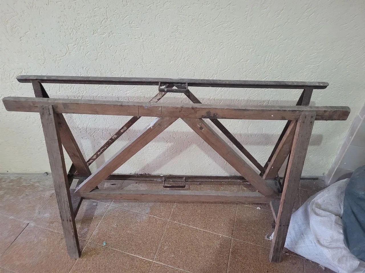 Um cavalete de derr de Madeira para Pintura. 1:20 C X 0:70 A.