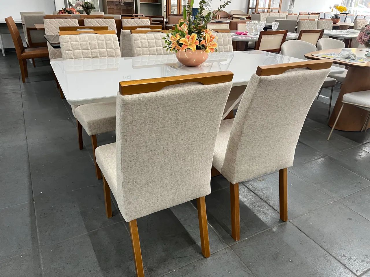 Mesa nova a pronta entrega com cadeiras de madeira  - Foto 2