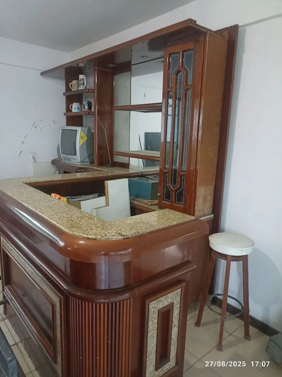 Bar todo em mogno com granito