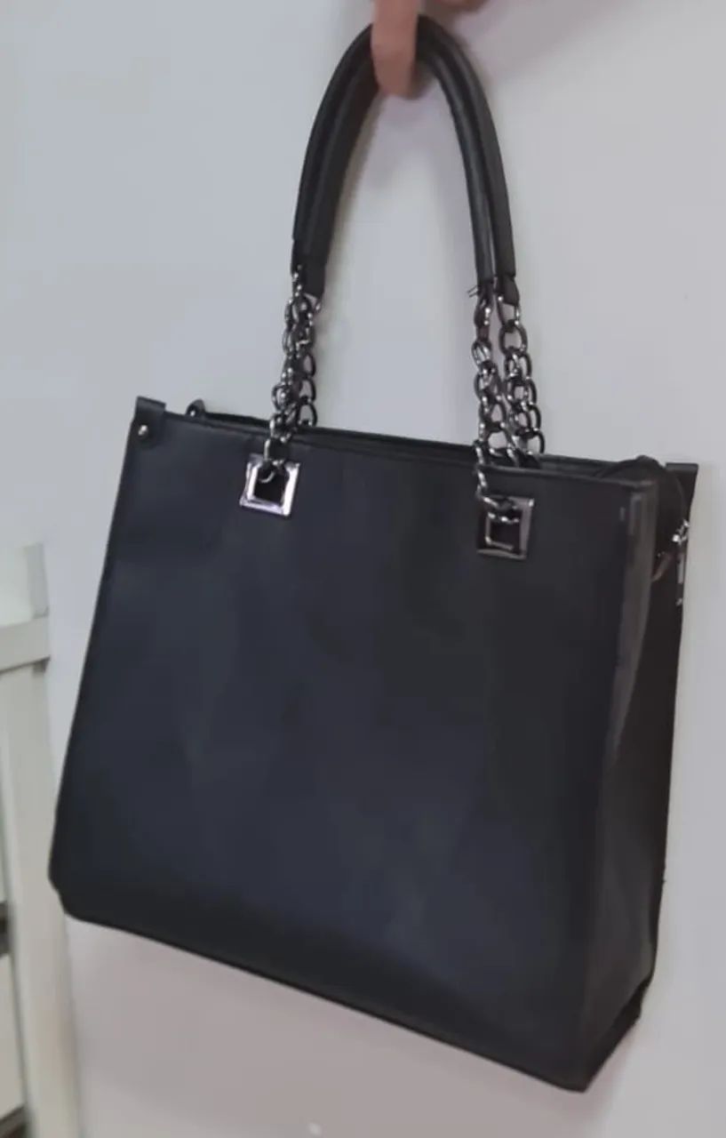 Bolsa preta de couro sintético, tamanho grande e com alça de couro e corrente.  - Foto 2