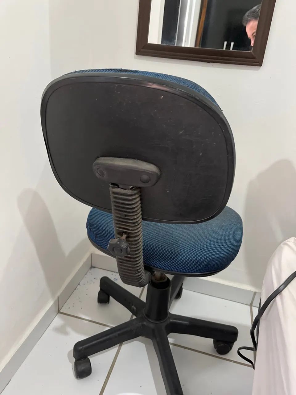Cadeira de Escritório Azul com Detalhes - Foto 3