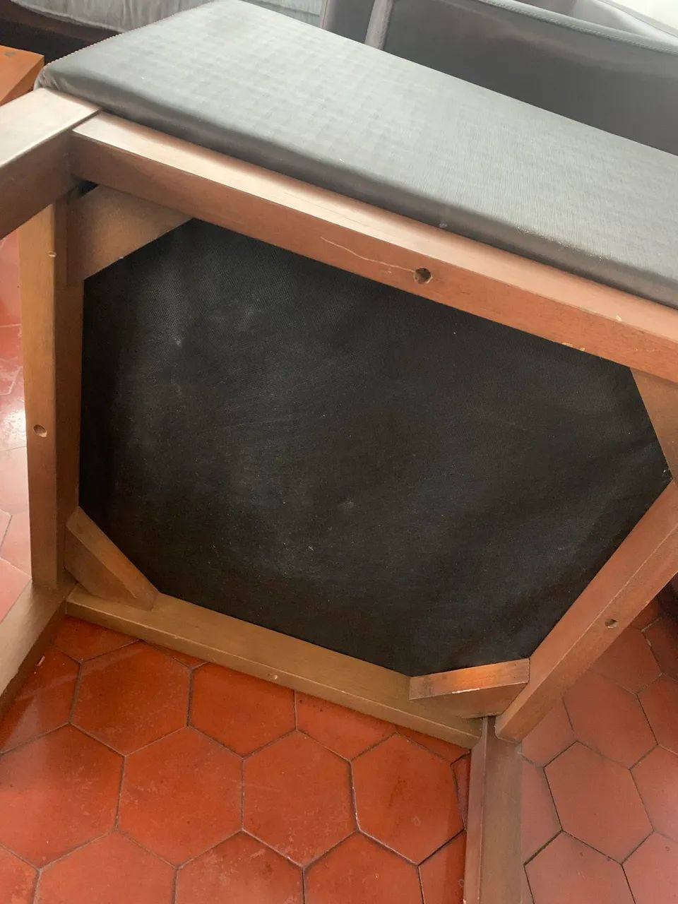 2 poltronas couro sintético e madeira 65576095806593125