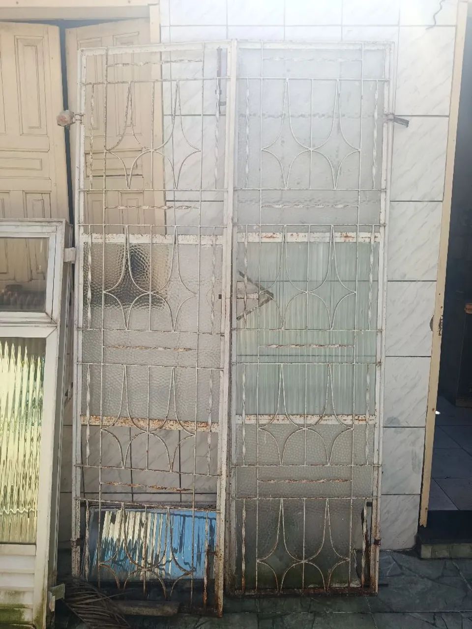 Portão de ferro e janelão de alumínio 