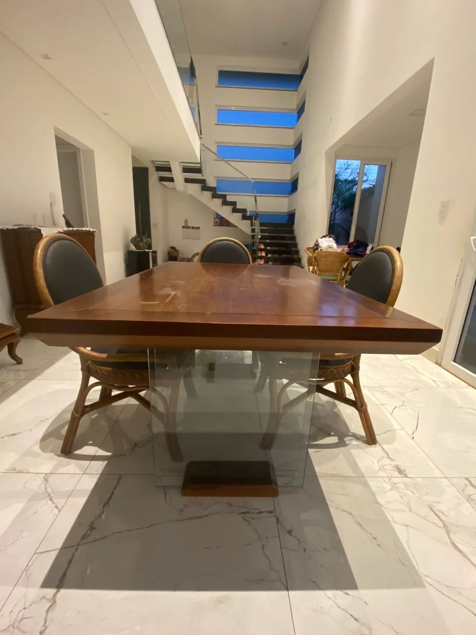 Mesa de Jantar em Madeira Maciça + 4 Cadeiras Estofadas  - Foto 3