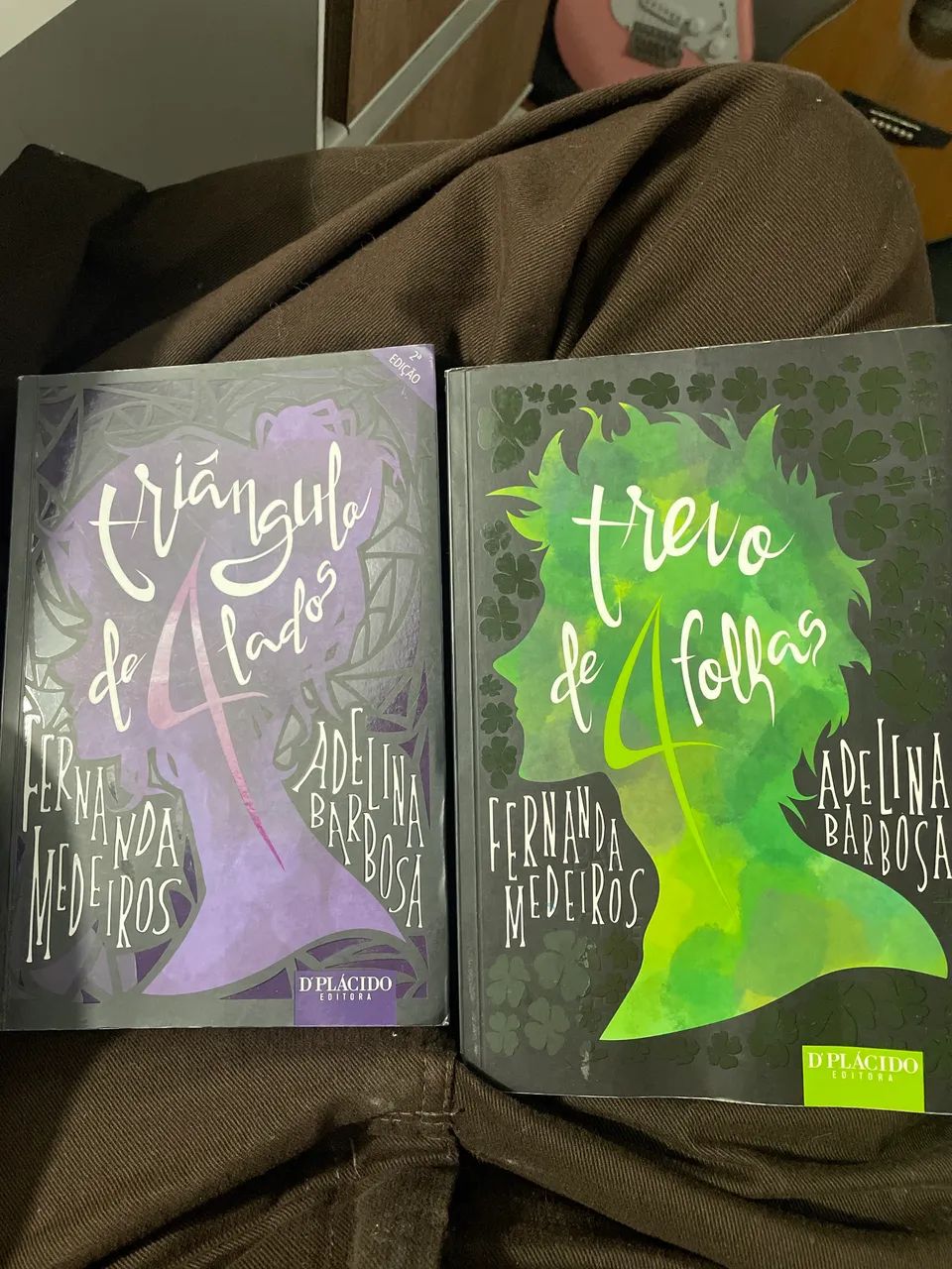 Livro- triângulo de 4 lados 