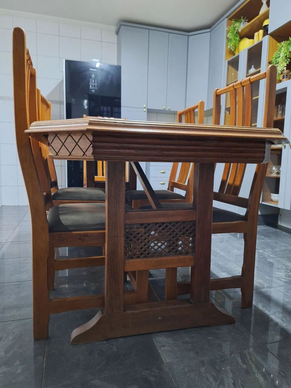 Mesa MADEIRA MACIÇA com 6 cadeiras  - Foto 3