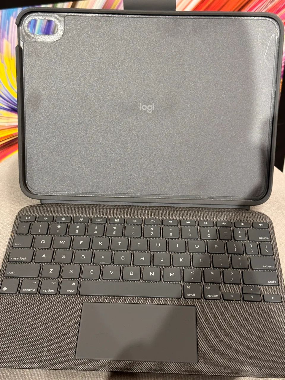 Teclado Logitech iPad 10 e 11 10.9" Combo Touch Retroiluminado 